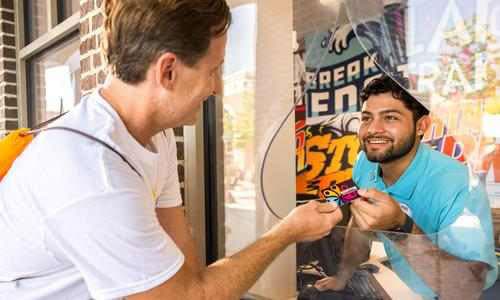 guest experience employee helping guest at hersheypark